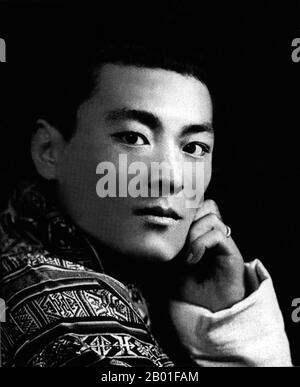 Bhutan: Seine Majestät Jigme Dorji Wangchuck (2. Mai 1928 - 21. Juli 1972), 3. Druk Gyalpo oder 'Dragon King' (r. 1952-1972), c. 1950er. Jigme Dorji Wangchuck war der 3. Druk Gyalpo von Bhutan, der 1952 auf den Thron aufstieg. Sein Hauptziel während seiner Herrschaft war es, Bhutan der Außenwelt zu öffnen und sie zu modernisieren, die Beziehungen zu Indien zu vertiefen und enge wirtschaftliche Beziehungen zu Bangladesch aufzubauen, wobei Bhutan nach Indien die zweite Nation war, die Bangladeschs Unabhängigkeit anerkennt. Bhutan trat auch 1971 unter seiner Herrschaft den Vereinten Nationen bei. Stockfoto