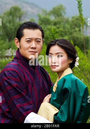 Bhutan: König Jigme Khesar Namgyel Wangchuck von Bhutan mit Königin Consort Ashi Jetsun Pema Wangchuck. Handout Photo by the Royal Family of Bhutan (CC BY-SA 3,0 License), Juli 2011. König Khesar (ausgesprochen Gesar) ist der älteste Sohn des vierten und vorherigen Drachenkönigs von Bhutan, Jigme Singye Wangchuck, und die dritte Frau seines Vaters, Königin (Ashi) Tshering Yangdon. Im Dezember 2005 kündigte König Jigme Singye seine Absicht an, sich 2008 zugunsten seines Sohnes zu verabschieden, und dass er sofort damit beginnen werde, ihm die Verantwortung zu übertragen. Stockfoto