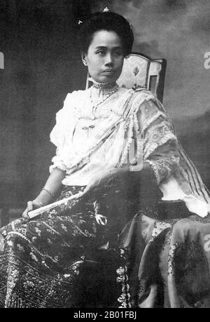 Thailand: Prinzessin Consort Dara Rasmi (26. August 1873 - 9. Dezember 1933), formelles Foto, Ende des 19. Jahrhunderts. Prinzessin Dara Rasmi war die Prinzessin von Chiang Mai und Siam (später Thailand) und die Tochter von König Inthawichayanon und Königin Thipkraisorn Rajadewi von Chang Mai, einem Nachkomme der Chao Chet Ton Dynastie. Sie war eine der Prinzessinnen-Konsortien von Chulticokorn, König Rama V. von Siam, und gebar eine Tochter von König Chulticokorn, Prinzessin Vimolnaka Nabisi. 1886 verließ sie Chiang Mai, um den Großen Palast in Bangkok zu betreten. Stockfoto
