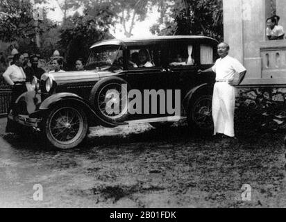 Vietnam: Deo Van Long (15. März 1887 - 20. November 1975), Lord of the Tai Federation of Sipsongchuthai, mit seinem Auto, c. 1940er. Đèo Văn Long war der Führer der Weißen Tai des SIP-Song-Chau-Tai-Verbandes des Northwestern Tonkin in Französisch-Indochina. Unter seinem Vater Deo Van Tri war er der Nachfolger einer vererbten feudalen, edlen Linie mit Wurzeln in Yunnan. Er erzielte viel Umsatz für die Föderation, indem er als Vermittler im Opiumhandel zwischen der Tai-Föderation und den Franzosen agierte. Er zwang den Hmong der Föderation, ihm zu Preisen unter dem Marktpreis zu verkaufen, und machte damit enorme Gewinne. Stockfoto