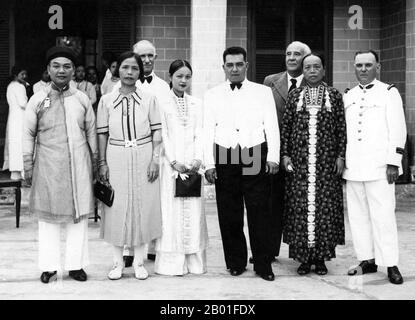 Vietnam: Deo Van Long (15. März 1887 - 20. November 1975), Lord of the Tai Federation of Sipsongchuthai (erste Linke), bei der Hochzeit seiner Tochter Deo Nang Toi (Zentrum), 1940. Đèo Văn Long war der Führer der Weißen Tai des SIP-Song-Chau-Tai-Verbandes des Northwestern Tonkin in Französisch-Indochina. Unter seinem Vater Deo Van Tri war er der Nachfolger einer vererbten feudalen, edlen Linie mit Wurzeln in der Provinz Yunnan. Er erzielte viel Umsatz für die Föderation, indem er als Vermittler im Opiumhandel zwischen der Tai-Föderation und den Franzosen agierte. Stockfoto