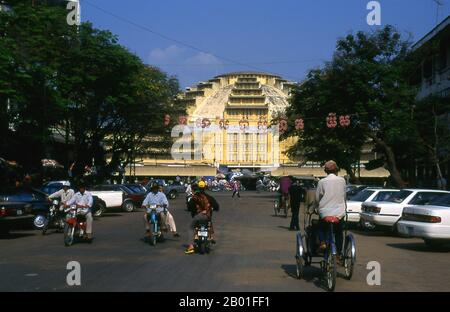 Kambodscha: Der Art déco-Zentralmarkt (in Khmer als Psar Thmei oder Neuer Markt bekannt), Phnom Penh. Phnom Penh liegt auf der westlichen Seite des Mekong an dem Punkt, wo er durch den SAP River verbunden wird und sich in den Bassac River teilt. Dies ist ein Treffpunkt von vier großen Wasserstraßen, die in Kambodscha als Chatomuk oder „Four Faces“ bekannt sind. Es ist schon kurz nach der Stillegung von Angkor Mitte des 14. Jahrhunderts im Zentrum des kambodschanischen Lebens und seit 1866 die Hauptstadt. Stockfoto