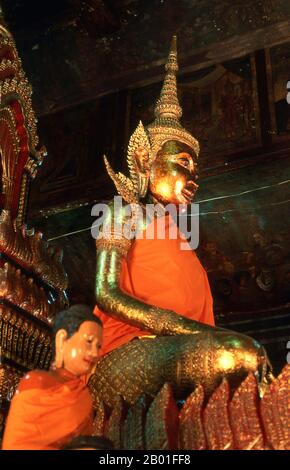 Kambodscha: Buddha, Wat Phnom, Phnom Penh. Phnom Penh liegt auf der westlichen Seite des Mekong an dem Punkt, wo er durch den SAP River verbunden wird und sich in den Bassac River teilt. Dies ist ein Treffpunkt von vier großen Wasserstraßen, die in Kambodscha als Chatomuk oder „Four Faces“ bekannt sind. Es ist schon kurz nach der Stillegung von Angkor Mitte des 14. Jahrhunderts im Zentrum des kambodschanischen Lebens und seit 1866 die Hauptstadt. Eine elegante französisch-kambodschanische Stadt mit breiten Boulevards und buddhistischen Tempeln, galt sie bis zum Aufstieg der Roten Khmer als eines der Juwelen Südostasiens. Stockfoto