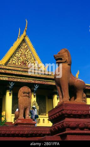 Kambodscha: Singha (mythische Löwen) Wat Phnom, Phnom Penh. Phnom Penh liegt auf der westlichen Seite des Mekong an dem Punkt, wo er durch den SAP River verbunden wird und sich in den Bassac River teilt. Dies ist ein Treffpunkt von vier großen Wasserstraßen, die in Kambodscha als Chatomuk oder „Four Faces“ bekannt sind. Es ist schon kurz nach der Stillegung von Angkor Mitte des 14. Jahrhunderts im Zentrum des kambodschanischen Lebens und seit 1866 die Hauptstadt. Eine elegante französisch-kambodschanische Stadt mit breiten Boulevards und Tempeln, galt sie bis zum Aufstieg der Roten Khmer als eines der Juwelen Südostasiens. Stockfoto