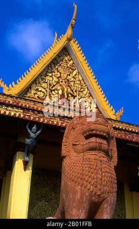 Kambodscha: Singha (mythische Löwen) Wat Phnom, Phnom Penh. Phnom Penh liegt auf der westlichen Seite des Mekong an dem Punkt, wo er durch den SAP River verbunden wird und sich in den Bassac River teilt. Dies ist ein Treffpunkt von vier großen Wasserstraßen, die in Kambodscha als Chatomuk oder „Four Faces“ bekannt sind. Es ist schon kurz nach der Stillegung von Angkor Mitte des 14. Jahrhunderts im Zentrum des kambodschanischen Lebens und seit 1866 die Hauptstadt. Eine elegante französisch-kambodschanische Stadt mit breiten Boulevards und Tempeln, galt sie bis zum Aufstieg der Roten Khmer als eines der Juwelen Südostasiens. Stockfoto