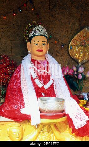 Kambodscha: Eine Statue von Penh, dem Gründer von Phnom Penh, Wat Phnom, Phnom Penh. Phnom Penh liegt auf der westlichen Seite des Mekong an dem Punkt, wo er durch den SAP River verbunden wird und sich in den Bassac River teilt. Dies ist ein Treffpunkt von vier großen Wasserstraßen, die in Kambodscha als Chatomuk oder „Four Faces“ bekannt sind. Es ist schon kurz nach der Stillegung von Angkor Mitte des 14. Jahrhunderts im Zentrum des kambodschanischen Lebens und seit 1866 die Hauptstadt. Stockfoto