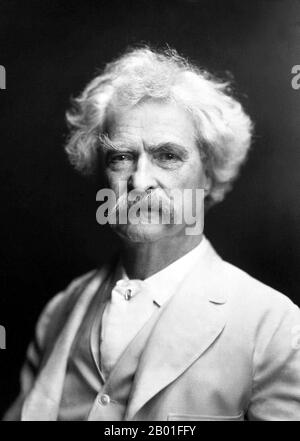 USA: Samuel Langhorne Clemens (30. November 1835 - 21. April 1910), alias Mark Twain, amerikanischer Schriftsteller, Traveller und Humourist. Foto von A.F. Bradley (F. 20. Jahrhundert), 1907. Samuel Langhorne Clemens, besser bekannt unter seinem Buchnamen Mark Twain, war ein amerikanischer Autor und Humor. Er ist vor allem bekannt für seine Romane, die Abenteuer von Tom Sawyer (1876), und seine Fortsetzung, Adventures of Huckleberry Finn (1885), die oft als „der große amerikanische Roman“ bezeichnet wird. TWAIN wuchs in Hannibal, Missouri, auf, wo später Huckleberry Finn und Tom Sawyer ihren Platz fanden. Er hat einen Drucker studiert. Stockfoto