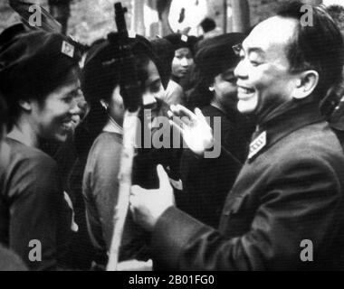 Vietnam: General Vo Nguyen Giap (25. August 1911 bis 4. Oktober 2013), Victor von Dien Bien Phu (1954), mit lächelnden weiblichen Soldaten, Mitglieder von Giaps gefeierter "langhaariger Armee", c. 1950er. VO Nguyen Giap (Vietnamesisch: Võ Nguyên Giáp) war ein vietnamesischer Offizier in der vietnamesischen Volksarmee und Politiker. Er war Hauptbefehlshaber in zwei Kriegen: Im ersten Indochina-Krieg (1946-1954) und im zweiten Indochina-Krieg (1960-1975). Außerdem war er Journalist, Innenminister in der Regierung Việt Minh von Präsident Hồ Chí Minh, Befehlshaber der Việt Minh und der Volksarmee Vietnams sowie Verteidigungsminister. Stockfoto