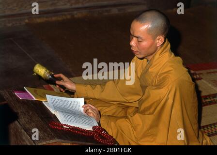 Vietnam: Mönch, Thay-Pagode, Provinz Ha Tay, in der Nähe von Hanoi. Etwa 20 Meilen (32 km) westlich von Hanoi ist Chua Thay oder die „Master’s Pagoda“ Thich Ca oder Sakyamuni Buddha (Buddha Gautama, geboren 536 BCE) gewidmet. Links neben dem Hauptaltar steht eine Statue der TU Dao Hanh, dem Meister, nach dem die Pagode benannt ist. Rechts neben dem Altar steht eine Statue von König Ly Nhan Tong (1072-1127), der als Wiedergeburt der TU Dao Hanh gilt und während dessen Herrschaft die Pagode gegründet wurde. Die Pagode enthält mehr als hundert religiöse Statuen, darunter die beiden größten in Vietnam. Stockfoto