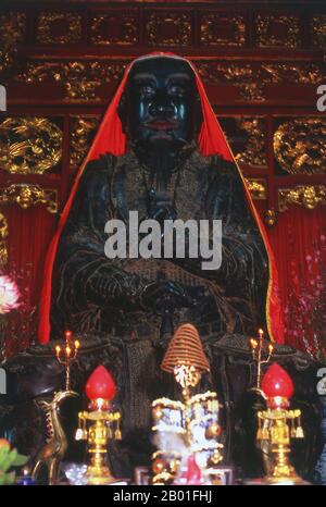 Vietnam: Die vier Tonnen schwere Bronzestatue von Tran Vu (Gott des Nordens), Quan Thanh Pagode, Hanoi. Der Quán Thánh-Tempel (Vietnamesisch: Đền Quán Thánh) wurde während der Herrschaft von Kaiser Lý Thái Tổ (r. 1010-1028) errichtet und wurde Tran Vu gewidmet, der Gottheit des Nordens im Taoismus, dessen Symbole der Macht Schlange und Schildkröte sind. Er war früher bekannt als Tran Vu Tempel und ist ein taoistischer Tempel in Hanoi. Der Tempel wurde Xuan Wu gewidmet, oder Trấn Vũ auf Vietnamesisch, einer der wichtigsten Gottheiten im Taoismus. Stockfoto