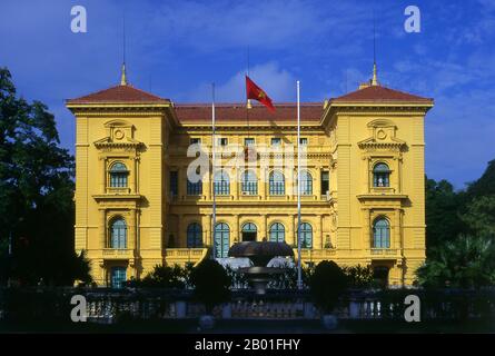 Vietnam: Der Präsidentenpalast, Hanoi. Der Präsidentenpalast wurde 1901 für Paul Doumer, den damaligen Gouverneur der französischen Indochina, errichtet. Mit dunklen senffarbenen Steinarbeiten gestrichen, mit grünen Fenstern und Schlitzläden, die in Vietnam so beliebt sind, wird es jetzt hauptsächlich für den Empfang von Würdenträgern und Staatsoberhäuptern eingesetzt. Der vietnamesische Nationalheld Ho Chi Minh, der 1954 Präsident der Demokratischen Republik Vietnam wurde, weigerte sich, hier zu leben. Seinem Biografen Duiker zufolge: „Er lehnte ein Angebot seiner Kollegen ab, im Palast des Generalgouverneurs zu leben...“ Stockfoto