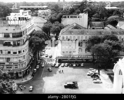 Vietnam: Das Continental Hotel, Saigon, c. 1958. Das Hôtel Continental ist ein Hotel in Ho-Chi-Minh-Stadt, Vietnam. Es wurde nach dem renommierten Hôtel Continental in Paris benannt und befindet sich im Bezirk 1, dem zentralen Geschäftsviertel der Stadt (Saigon). Das Hotel liegt am Saigon Opernhaus und wurde 1880 von den Franzosen erbaut. Das Hotel wurde im Laufe der Jahre einige Renovierungen unterzogen, wobei das Wesen seiner ursprünglichen Architektur und seines Stils erhalten blieb. Das Ho Chi Minh City Hotel Continental wurde auch im Hollywood-Film der ruhige Amerikaner gezeigt. Stockfoto