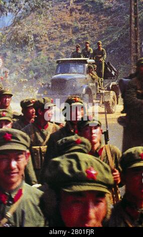 Vietnam: Chinesische Soldaten der Volksbefreiungsarmee marschieren in Vietnam ein, 3. Indochina-Krieg, 1979. Der chinesisch-vietnamesische Krieg (Vietnamesisch: Chiến tranh biên giới Việt-Trung), auch bekannt als der dritte Indochina-Krieg, in der VR China als 对越自卫反击战 (Gegenangriff gegen Vietnam in Selbstverteidigung) und in Vietnam als Chiến tranh chống bành trướng Trung Hoa (Krieg gegen den chinesischen Expansionismus) bekannt, Es handelte sich um einen kurzen, aber blutigen Grenzkrieg, der 1979 zwischen der Volksrepublik China (VR China) und der Sozialistischen Republik Vietnam geführt wurde. Die VR China leitete die Offensive als Reaktion auf Vietnams Invasion und Besetzung Kambodschas im Jahr 1978 ein. Stockfoto