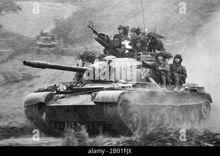 Vietnam: Chinesischer Panzer der Volksbefreiungsarmee bei lang Son, 3. Indochina-Krieg, 1979. Der chinesisch-vietnamesische Krieg (Vietnamesisch: Chiến tranh biên giới Việt-Trung), auch bekannt als der dritte Indochina-Krieg, in der VR China als 对越自卫反击战 (Gegenangriff gegen Vietnam in Selbstverteidigung) und in Vietnam als Chiến tranh chống bành trướng Trung Hoa (Krieg gegen den chinesischen Expansionismus) bekannt, Es handelte sich um einen kurzen, aber blutigen Grenzkrieg, der 1979 zwischen der Volksrepublik China (VR China) und der Sozialistischen Republik Vietnam geführt wurde. Die VR China leitete die Offensive als Reaktion auf Vietnams Invasion und Besetzung Kambodschas im Jahr 1978 ein. Stockfoto