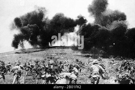 Vietnam: Vietnamminh-Streitkräfte rücken gegen eine französische Position vor, Dien Bien Phu, Mai 1954. Die wichtige Schlacht von Dien Bien Phu wurde zwischen der Việt Minh (unter der Führung von General Vo Nguyen Giap) und der Französischen Union (unter der Führung von General Henri Navarre) geführt. Die Belagerung der französischen Garnison dauerte siebenundfünfzig Tage, von 5:30 Uhr am 13. März bis 5:30 Uhr am 7. Mai 1954. Der südliche Außenposten oder die Feuerbasis des Lagers, Isabelle, folgte der Waffenstillstandsordnung nicht und kämpfte bis zum nächsten Tag um 01:00 UHR; einige Stunden vor der lang anberaumten Genfer Konferenz in Indochina. Stockfoto