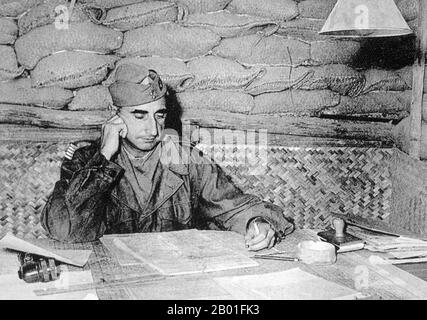 Vietnam: Französischer General Christian De Cahei in seiner Kommandostelle in Dien Bien Phu, Mai 1954. Die wichtige Schlacht von Dien Bien Phu wurde zwischen der Việt Minh (unter der Führung von General Vo Nguyen Giap) und der Französischen Union (unter der Führung von General Henri Navarre, Nachfolger von General Raoul Salan) geführt. Die Belagerung der französischen Garnison dauerte siebenundfünfzig Tage, von 5:30 Uhr am 13. März bis 5:30 Uhr am 7. Mai 1954. Der südliche Außenposten oder die Feuerbasis des Lagers, Isabelle, folgte dem Waffenstillstand nicht und kämpfte bis zum nächsten Tag um 01:00 UHR. Stockfoto