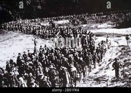 Vietnam: Kapitalisierte französische Soldaten marschieren nach ihrer Niederlage in Dien Bien Phu, 1954, in Gefangenschaft. Die wichtige Schlacht von Dien Bien Phu wurde zwischen der Việt Minh (unter der Führung von General Vo Nguyen Giap) und der Französischen Union (unter der Führung von General Henri Navarre, Nachfolger von General Raoul Salan) geführt. Die Belagerung der französischen Garnison dauerte siebenundfünfzig Tage, von 5:30 Uhr am 13. März bis 5:30 Uhr am 7. Mai 1954. Der südliche Außenposten oder die Feuerbasis des Lagers, Isabelle, folgte dem Waffenstillstand nicht und kämpfte bis zum nächsten Tag um 01:00 UHR. Stockfoto