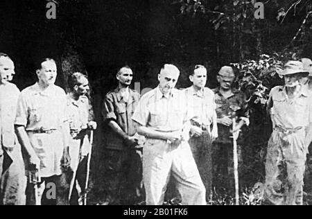 Vietnam: Französischer General De Caevi und französischer Generalstab nach ihrer Kapitulation in Dien Bien Phu, Mai 1954. Die wichtige Schlacht von Dien Bien Phu wurde zwischen der Việt Minh (unter der Führung von General Vo Nguyen Giap) und der Französischen Union (unter der Führung von General Henri Navarre, Nachfolger von General Raoul Salan) geführt. Die Belagerung der französischen Garnison dauerte siebenundfünfzig Tage, von 5:30 Uhr am 13. März bis 5:30 Uhr am 7. Mai 1954. Der südliche Außenposten oder die Feuerbasis des Lagers, Isabelle, folgte dem Waffenstillstand nicht und kämpfte bis zum nächsten Tag um 01:00 UHR. Stockfoto