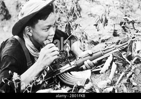 Vietnam: NLF-Soldat mit AK47 Sturmgewehr in der Nähe von Saigon, 1968. Der zweite Indochina-Krieg, in Amerika als Vietnam-Krieg bekannt, war ein Militärkonflikt aus der Zeit des Kalten Krieges, der sich in Vietnam, Laos und Kambodscha vom 1. November 1955 bis zum Fall Saigons am 30. April 1975 ereignete. Dieser Krieg folgte dem ersten Indochina-Krieg und wurde zwischen Nordvietnam, unterstützt von seinen kommunistischen Verbündeten, und der Regierung Südvietnams, unterstützt von den USA und anderen antikommunistischen Nationen, geführt. Die US-Regierung betrachtete die Beteiligung am Krieg als eine Möglichkeit, eine kommunistische Übernahme Südvietnams zu verhindern. Stockfoto