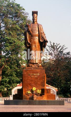 Vietnam: Ly Thai zur Statue, Indira Gandhi Park, Ho Hoan Kiem See, Hanoi. Lý Thái Tổ (Geburtsname Lý Công Uẩn) war Đại Việt Kaiser und Gründer der Lý-Dynastie, regiert von 1009 bis 1028 n. Chr. 1010 kehrte Ly Thai nach Dai La zurück (heute Hanoi). Der Legende nach, als er die ehemalige Hauptstadt betrat, stieg ein goldener Drache von der Spitze der Zitadelle ab und stieg in den Himmel. Dies wurde vom Kaiser als außerordentlich verlockendes Zeichen angesehen, und er nannte sofort die Stadt Thang Long, oder „aufsteigender Drache“, um. Ly Thai To gilt als der Gründungsvater von Hanoi. Stockfoto