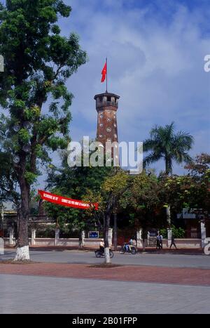 Vietnam: Cot Co oder der Flaggenturm auf dem Gelände des Militärhistorischen Museums, Hanoi. Der sechseckige Cot Co Flag Tower wurde 1803 von Kaiser Gia Long aus der Nguyen-Dynastie als Symbol der Nguyen-Macht im Norden wiederaufgebaut. Der Turm ist ein wichtiges Symbol sowohl für Hanoi als auch für die vietnamesischen Streitkräfte. Stockfoto