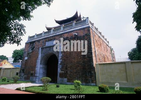 Vietnam: Cua Bac Gate, Hanoi Zitadelle, Hanoi. Die Zitadelle von Hanoi wurde 1010 von Kaiser Ly Thai to der Ly Dynastie erbaut. Er verlegte die Hauptstadt von Hoa Lu nach Thang Long, dem modernen Hanoi. Stockfoto