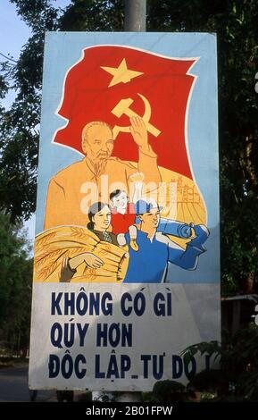 Vietnam: Onkel Ho (Ho Chi Minh) erscheint immer noch auf Plakaten im ganzen Land. Hồ Chí Minh, geboren Nguyễn Sinh Cung und auch bekannt als Nguyễn Ái Quốc (19. Mai 1890 - 3. September 1969), war ein vietnamesischer kommunistischer Revolutionsführer, der Premierminister (1946-1955) und Präsident (1945-1969) der Demokratischen Republik Vietnam (Nordvietnam) war. Er gründete die Demokratische Republik Vietnam und führte den Vietcong während des Vietnamkriegs bis zu seinem Tod. Hồ führte ab 1941 die Vietminh-Unabhängigkeitsbewegung an und gründete 1945 die kommunistisch regierte Demokratische Republik Vietnam. Stockfoto