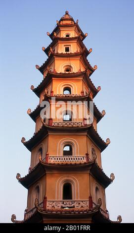 Vietnam: Dieu Quang oder „Wunderlichtspagode“ in Chua Lien Phai, die „Pagode der Lotussekte“, eines der wenigen Überreste der Trinh Lords (1553-1786) in Hanoi. Laut der Inschrift auf der zentralen Stele in Chua Lien Phai hatte Lord Trinh Thap (1697-1733) einen Palast in dieser Gegend, und eines Tages gruben seine Arbeiter einen riesigen Stein in Form einer Lotuswurzel in den Palastgärten aus. Lord Trinh nahm dies als Hinweis Buddhas, dass er seine banalen Wege aufgeben und Mönch werden sollte. Er ließ sich den Kopf rasieren und bestellte einen Tempel, der in dem Bereich gebaut wurde, in dem der Stein entdeckt wurde. Stockfoto