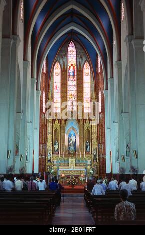 Vietnam: Im Inneren von St. Joseph's Cathedral, lokal bekannt als Nha Tho, Hanoi. Die römisch-katholische Kathedrale St. Joseph's in Hanoi wurde in den 1880er Jahren erbaut und wurde vom französischen Schriftsteller Gaston Cahen im Jahr 1907 als „im schrecklichen italienischen gotischen Stil“ bezeichnet. Stockfoto