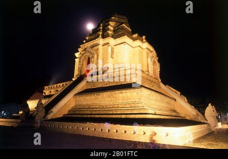 Thailand: Der Hauptchedi von Wat Chedi Luang während des Vollmondfestes des buddhistischen Magha Puja, Chiang Mai. Māgha Pūjā oder Makha Bucha ist ein wichtiges religiöses Fest, das Buddhisten in Thailand, Kambodscha und Laos am Vollmondtag des dritten Mondmonats (normalerweise im Februar) feiern. Der dritte Mondmonat wird in der thailändischen Sprache als Makha (Pali: Māgha) bezeichnet; Bucha ist auch ein thailändisches Wort (Pali: Pūjā), was bedeutet "zu ehren" oder "zu ehren". Daher ist der Makha Bucha-Tag für die Verehrung des Buddha und seiner Lehren. Stockfoto