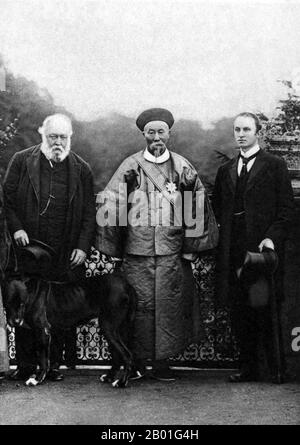 China/VK: Li Hongzhang (15. Februar 1823 - 7. November 1901) mit Lord Salisbury (links) und Lord Curzon (rechts), 1913. Li Hongzhang oder Li hung-chang (Pinyin: Lǐ Hóngzhāng), Marquis Suyi der ersten Klasse, GCVO, war ein führender Staatsmann des verstorbenen Qing-Reiches. Er bezwang mehrere große Rebellionen und diente in wichtigen Positionen des Kaisergerichts, darunter dem Ministerpräsidenten von Zhili. Obwohl er im Westen am bekanntesten für seine allgemein pro-moderne Haltung und Bedeutung als Verhandlungsführer war, verärgerte Li die Briten mit seiner Unterstützung Russlands. Stockfoto