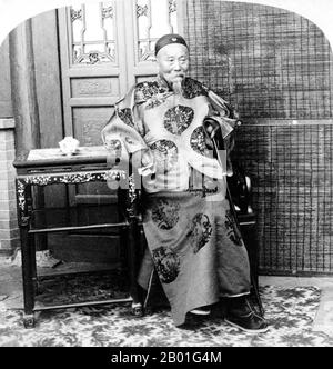 China: Li Hongzhang (15. Februar 1823 bis 7. November 1901), Staatsmann und siegreicher General der Qing-Dynastie gegen den Taiping-Aufstand, 1900. Li Hongzhang oder Li hung-chang (Pinyin: Lǐ Hóngzhāng), Marquis Suyi der ersten Klasse, GCVO, war ein führender Staatsmann des verstorbenen Qing-Reiches. Er bezwang mehrere große Rebellionen und diente in wichtigen Positionen des Kaisergerichts, darunter dem Ministerpräsidenten von Zhili. Obwohl er im Westen am bekanntesten für seine allgemein pro-moderne Haltung und Bedeutung als Verhandlungsführer war, verärgerte Li die Briten mit seiner Unterstützung Russlands. Stockfoto