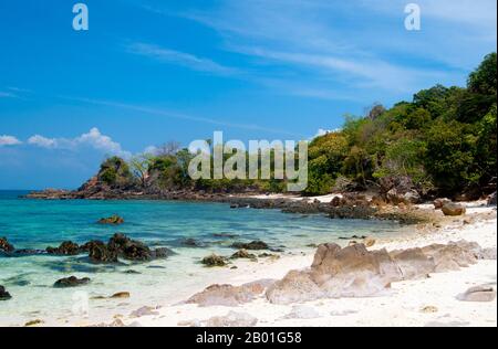 Thailand: Ko Khai, Ko Tarutao Marine-Nationalpark. Ko Khai oder „Egg Island“, die von Booten auf dem Weg zwischen Ko Tarutao und Ko Adang passiert wird, wird von Meeresschildkröten zum Nisten bevorzugt. Der Marine-Nationalpark Ko Tarutao besteht aus 51 Inseln in zwei Hauptgruppen, die über die Andamanensee im südlichsten Thailand verstreut sind. Nur sieben der Inseln haben jede Größe, einschließlich Ko Tarutao im Osten und Ko Adang-Ko Rawi im Westen. Nur 5 Meilen (8km km) südlich liegt die Meeresgrenze mit Malaysias gefeiertem Langkawi-Archipel. Stockfoto