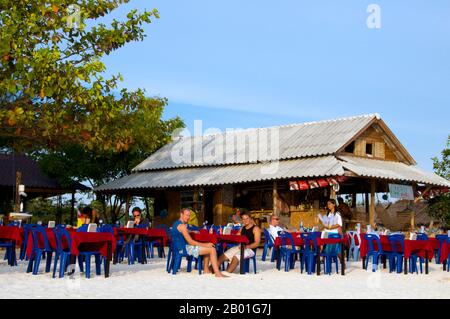 Thailand: Strandrestaurant auf hat Pattaya (Pattaya Beach), Ko Lipe, Ko Tarutao Marine Nationalpark. Ko Lipe, von den Einheimischen manchmal Ko Sipe genannt, wurde ursprünglich von einer kleinen Gemeinde von Chao Le oder „Sea Gypsies“ bewohnt, und in den letzten Jahren ist die Insel zum am weitesten entwickelten und beliebtesten Reiseziel im Ko Tarutao Marine National Park geworden. Der Marine-Nationalpark Ko Tarutao besteht aus 51 Inseln in zwei Hauptgruppen, die über die Andamanensee im südlichsten Thailand verstreut sind. Nur sieben der Inseln haben jede Größe, einschließlich Ko Tarutao im Osten und Ko Adang-Ko Rawi im Westen. Stockfoto