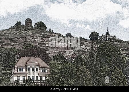 Blick auf die Weinberge, den Bismarckturm und das Spitzhaus. Im Vordergrund steht das Landhaus Hoflössnitzstraße 56, Radebeul, Sachsen Stockfoto