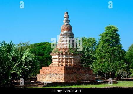 Thailand: Wat Klang Muang, Wiang Tha Kan, Provinz Chiang Mai. Wiang Tha Khan, 16 km südlich von Chiang Mai im ländlichen Stadtteil Sanpatong, ist ein kleines und wohlhabendes nordthailändisches Dorf inmitten von Lamyai-Plantagen und bewohnt von Tai Yong, das zu Beginn des 19. Jahrhunderts vom nahe gelegenen Shan-Staat in Burma neu angesiedelt wurde. Schon im 10. Jahrhundert war es eine befestigte Stadt oder „wiang“, die als Bastion des Mon-Königreichs Haripunchai, des heutigen Lamphun, diente. Heute überleben die Überreste der Stadtmauern und des umliegenden Grabens inmitten der Lamyai-Plantagen und Reisfelder. Stockfoto