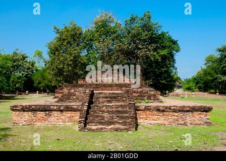 Thailand: Wat Phrajao Kham, Wiang Tha Kan, Provinz Chiang Mai. Wiang Tha Khan, 16 km südlich von Chiang Mai im ländlichen Stadtteil Sanpatong, ist ein kleines und wohlhabendes nordthailändisches Dorf inmitten von Lamyai-Plantagen und bewohnt von Tai Yong, das zu Beginn des 19. Jahrhunderts vom nahe gelegenen Shan-Staat in Burma neu angesiedelt wurde. Schon im 10. Jahrhundert war es eine befestigte Stadt oder „wiang“, die als Bastion des Mon-Königreichs Haripunchai, des heutigen Lamphun, diente. Heute überleben die Überreste der Stadtmauern und des umliegenden Grabens inmitten der Lamyai-Plantagen und Reisfelder. Stockfoto