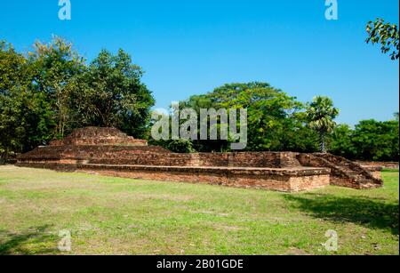 Thailand: Wat Phrajao Kham, Wiang Tha Kan, Provinz Chiang Mai. Wiang Tha Khan, 16 km südlich von Chiang Mai im ländlichen Stadtteil Sanpatong, ist ein kleines und wohlhabendes nordthailändisches Dorf inmitten von Lamyai-Plantagen und bewohnt von Tai Yong, das zu Beginn des 19. Jahrhunderts vom nahe gelegenen Shan-Staat in Burma neu angesiedelt wurde. Schon im 10. Jahrhundert war es eine befestigte Stadt oder „wiang“, die als Bastion des Mon-Königreichs Haripunchai, des heutigen Lamphun, diente. Heute überleben die Überreste der Stadtmauern und des umliegenden Grabens inmitten der Lamyai-Plantagen und Reisfelder. Stockfoto