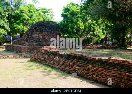 Thailand: Wat Hua Khuang, Wiang Tha Kan, Provinz Chiang Mai. Wiang Tha Khan, 16 km südlich von Chiang Mai im ländlichen Stadtteil Sanpatong, ist ein kleines und wohlhabendes nordthailändisches Dorf inmitten von Lamyai-Plantagen und bewohnt von Tai Yong, das zu Beginn des 19. Jahrhunderts vom nahe gelegenen Shan-Staat in Burma neu angesiedelt wurde. Schon im 10. Jahrhundert war es eine befestigte Stadt oder „wiang“, die als Bastion des Mon-Königreichs Haripunchai, des heutigen Lamphun, diente. Heute überleben die Überreste der Stadtmauern und des umliegenden Grabens inmitten der Lamyai-Plantagen und Reisfelder. Stockfoto