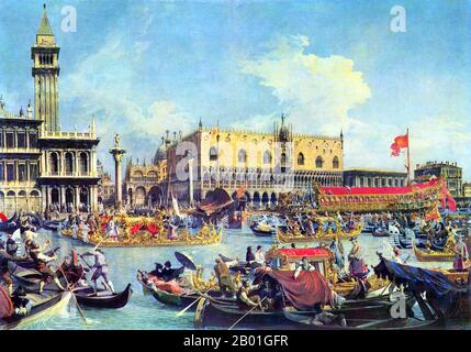 Italien/Venedig: "Der Bucintoro kehrt am Tag des Aufstiegs zum Molo zurück". Ölgemälde von Canaletto (18. Oktober 1697 bis 10. April 1768), 1732. Jahrhundertelang war Venedig Europas wichtigster Handelspartner im Nahen Osten und insbesondere im Byzantinischen Reich. Die venezianische Marine- und Handelsmacht war in Europa einzigartig, bis sie im 15. Jahrhundert eine Reihe von Kriegen gegen die osmanischen Armeen verlor. Die Stadt verlor in den Jahren 1575 bis 1577 etwa 50.000 Menschen durch den Schwarzen Tod, blieb aber bis weit ins 18. Jahrhundert ein wichtiges Fertigungszentrum und Hafen. Stockfoto