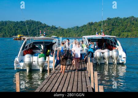 Thailand: Schnellboote in Lam Ru, die Touristen zu den Similan-Inseln bringen. Die Similan-Inseln liegen etwa 100 km nordwestlich von Phuket in der Andamanensee. Im Jahr 1982 wurde diese 128 Quadratkilometer große Fläche zum Meeres-Nationalpark erklärt, und in den letzten Jahren hat sich die Gruppe der neun kleinen Inseln (Similan stammt aus dem malaiischen sembilan und bedeutet neun) zu einer der führenden Attraktionen für Besucher des südlichen Thailands entwickelt. Die Inseln sind bei Tauchern für ihre reichen Korallenriffe, das klare Wasser und die unberührten Strände bekannt. Die besten Tauchmonate sind zwischen Dezember und Mai. Stockfoto