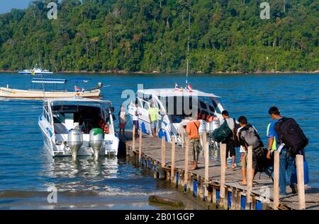 Thailand: Schnellboote in Lam Ru, die Touristen zu den Similan-Inseln bringen. Die Similan-Inseln liegen etwa 100 km nordwestlich von Phuket in der Andamanensee. Im Jahr 1982 wurde diese 128 Quadratkilometer große Fläche zum Meeres-Nationalpark erklärt, und in den letzten Jahren hat sich die Gruppe der neun kleinen Inseln (Similan stammt aus dem malaiischen sembilan und bedeutet neun) zu einer der führenden Attraktionen für Besucher des südlichen Thailands entwickelt. Die Inseln sind bei Tauchern für ihre reichen Korallenriffe, das klare Wasser und die unberührten Strände bekannt. Die besten Tauchmonate sind zwischen Dezember und Mai. Stockfoto