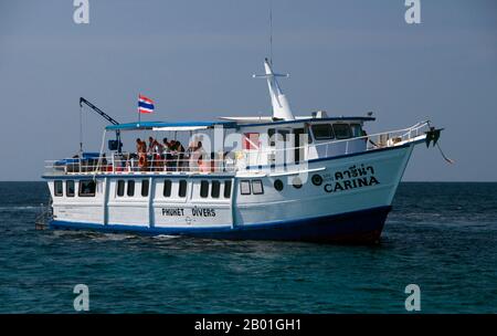 Thailand: Tauchboot, Similan-Inseln. Die Similan-Inseln liegen etwa 100 km nordwestlich von Phuket in der Andamanensee. Im Jahr 1982 wurde diese 128 Quadratkilometer große Fläche zum Meeres-Nationalpark erklärt, und in den letzten Jahren hat sich die Gruppe der neun kleinen Inseln (Similan stammt aus dem malaiischen sembilan und bedeutet neun) zu einer der führenden Attraktionen für Besucher des südlichen Thailands entwickelt. Die Inseln sind bei Tauchern für ihre reichen Korallenriffe, das klare Wasser und die unberührten Strände bekannt. Die besten Tauchmonate sind zwischen Dezember und Mai. Stockfoto