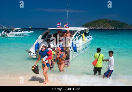 Thailand: Besucher, die auf Ko Miang (Insel 4), Similan-Inseln ankommen. Die Similan-Inseln liegen etwa 100 km nordwestlich von Phuket in der Andamanensee. Im Jahr 1982 wurde diese 128 Quadratkilometer große Fläche zum Meeres-Nationalpark erklärt, und in den letzten Jahren hat sich die Gruppe der neun kleinen Inseln (Similan stammt aus dem malaiischen sembilan und bedeutet neun) zu einer der führenden Attraktionen für Besucher des südlichen Thailands entwickelt. Die Inseln sind bei Tauchern für ihre reichen Korallenriffe, das klare Wasser und die unberührten Strände bekannt. Die besten Tauchmonate sind zwischen Dezember und Mai. Stockfoto