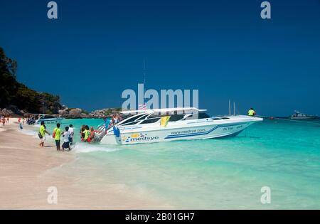 Thailand: Besucher, die auf Ko Miang (Insel 4), Similan-Inseln ankommen. Die Similan-Inseln liegen etwa 100 km nordwestlich von Phuket in der Andamanensee. Im Jahr 1982 wurde diese 128 Quadratkilometer große Fläche zum Meeres-Nationalpark erklärt, und in den letzten Jahren hat sich die Gruppe der neun kleinen Inseln (Similan stammt aus dem malaiischen sembilan und bedeutet neun) zu einer der führenden Attraktionen für Besucher des südlichen Thailands entwickelt. Die Inseln sind bei Tauchern für ihre reichen Korallenriffe, das klare Wasser und die unberührten Strände bekannt. Die besten Tauchmonate sind zwischen Dezember und Mai. Stockfoto