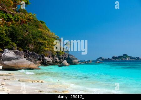 Thailand: Ko Miang (Insel 4), Similan-Inseln. Die Similan-Inseln liegen etwa 100 km nordwestlich von Phuket in der Andamanensee. Im Jahr 1982 wurde diese 128 Quadratkilometer große Fläche zum Meeres-Nationalpark erklärt, und in den letzten Jahren hat sich die Gruppe der neun kleinen Inseln (Similan stammt aus dem malaiischen sembilan und bedeutet neun) zu einer der führenden Attraktionen für Besucher des südlichen Thailands entwickelt. Die Inseln sind bei Tauchern für ihre reichen Korallenriffe, das klare Wasser und die unberührten Strände bekannt. Die besten Tauchmonate sind zwischen Dezember und Mai, wenn das Wetter gut ist. Stockfoto