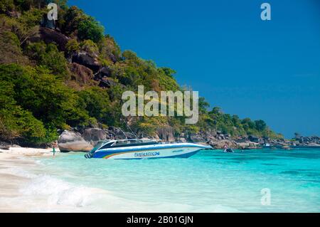 Thailand: Ko Miang (Insel 4), Similan-Inseln. Die Similan-Inseln liegen etwa 100 km nordwestlich von Phuket in der Andamanensee. Im Jahr 1982 wurde diese 128 Quadratkilometer große Fläche zum Meeres-Nationalpark erklärt, und in den letzten Jahren hat sich die Gruppe der neun kleinen Inseln (Similan stammt aus dem malaiischen sembilan und bedeutet neun) zu einer der führenden Attraktionen für Besucher des südlichen Thailands entwickelt. Die Inseln sind bei Tauchern für ihre reichen Korallenriffe, das klare Wasser und die unberührten Strände bekannt. Die besten Tauchmonate sind zwischen Dezember und Mai, wenn das Wetter gut ist. Stockfoto