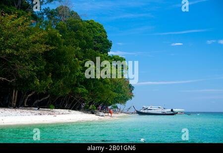 Thailand: Ko Rawi, Ko Tarutao Marine-Nationalpark. Ko Rawi ist die zweitgrößte Insel der Adang-Rawi Gruppe, die selbst Teil des Ko Tarutao Marine National Park ist. Es hat eine Fläche von etwa 29 Quadratkilometern (11,5 Quadratmeilen) und liegt nur 10km km (6 Meilen) westlich von Ko Adang. Der Marine-Nationalpark Ko Tarutao besteht aus 51 Inseln in zwei Hauptgruppen, die über die Andamanensee im südlichsten Thailand verstreut sind. Nur sieben der Inseln haben jede Größe, einschließlich Ko Tarutao im Osten und Ko Adang-Ko Rawi im Westen. Stockfoto