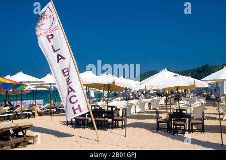 Thailand: Meeresfrüchte-Restaurant PLA Beach, hat Surin (Surin Beach), Phuket. Phuket, Thailands größte Insel, liegt in der Andamanensee vor der Küste der Provinz Phang-nga. Die Insel ist 810sq km entfernt. Es ist durch einen weiten Damm mit dem Festland verbunden und hat sich zum luxuriösesten und exquisitesten Strandresort in Thailand entwickelt. Phuket war in den vergangenen Jahrhunderten ein wichtiger Handelsposten am östlichen Ufer der Bucht von Bengal, der Seemänner aus der arabischen und malaiischen Welt, Indien, Birma (Myanmar), China und natürlich Siam. Im 16. Jahrhundert war die Insel auch den Europäern bekannt. Stockfoto