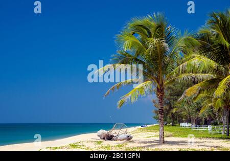 Thailand: Hat Mai Khao (Mai Khao Beach), Phuket. Phuket, Thailands größte Insel mit einer Fläche von 810 Quadratkilometern, liegt in der Andamanensee vor der Küste der Provinz Phang-nga. Es ist durch einen weiten Damm mit dem Festland verbunden und hat sich zum luxuriösesten und exquisitesten Strandresort in Thailand entwickelt. Phuket war in den vergangenen Jahrhunderten ein wichtiger Handelsposten am östlichen Ufer der Bucht von Bengal, der Seemänner aus der arabischen und malaiischen Welt, Indien, Birma (Myanmar), China und natürlich Siam. Im 16. Jahrhundert war die Insel auch den Europäern bekannt. Stockfoto